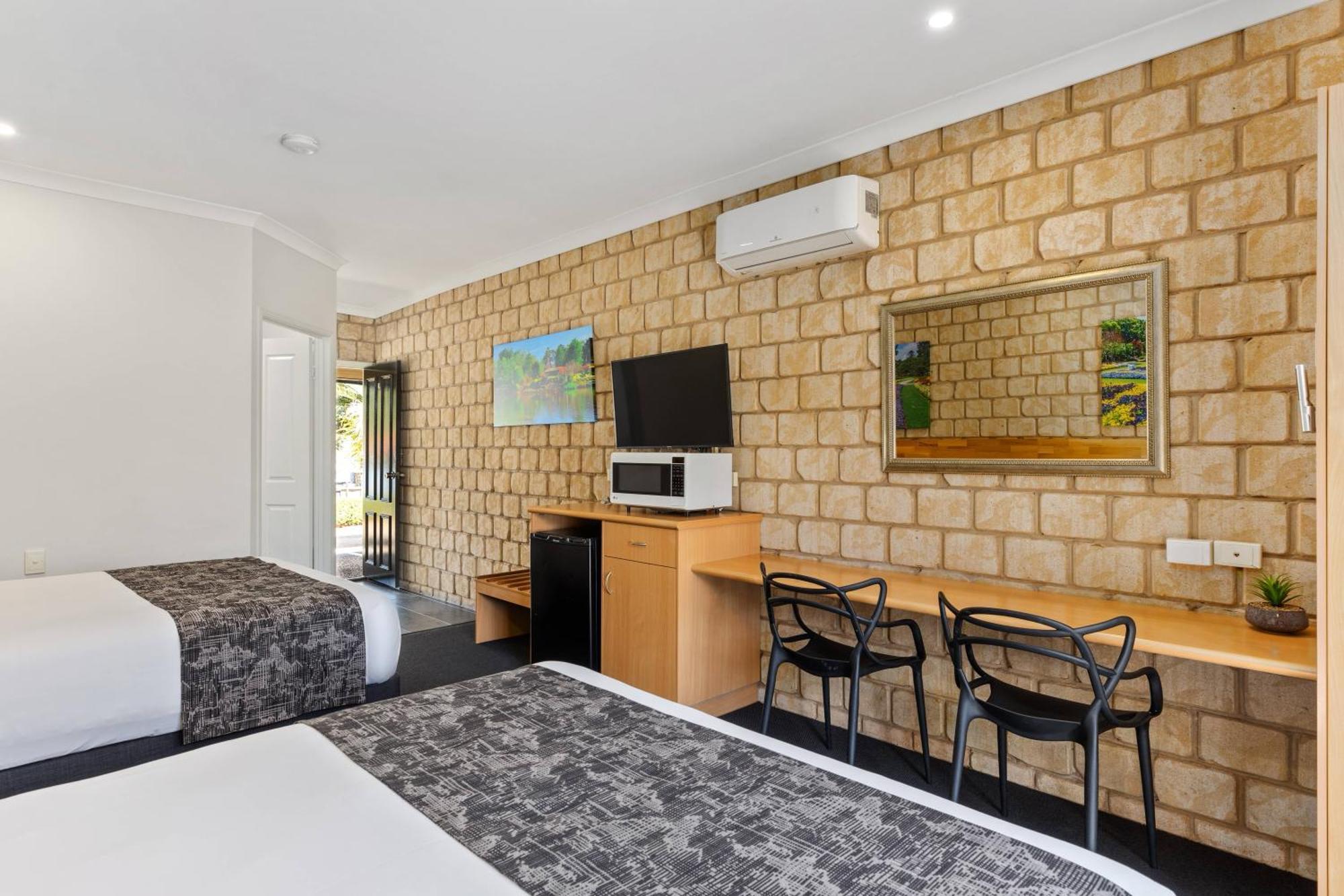 Great Divide Motor Inn Туумба Екстериор снимка