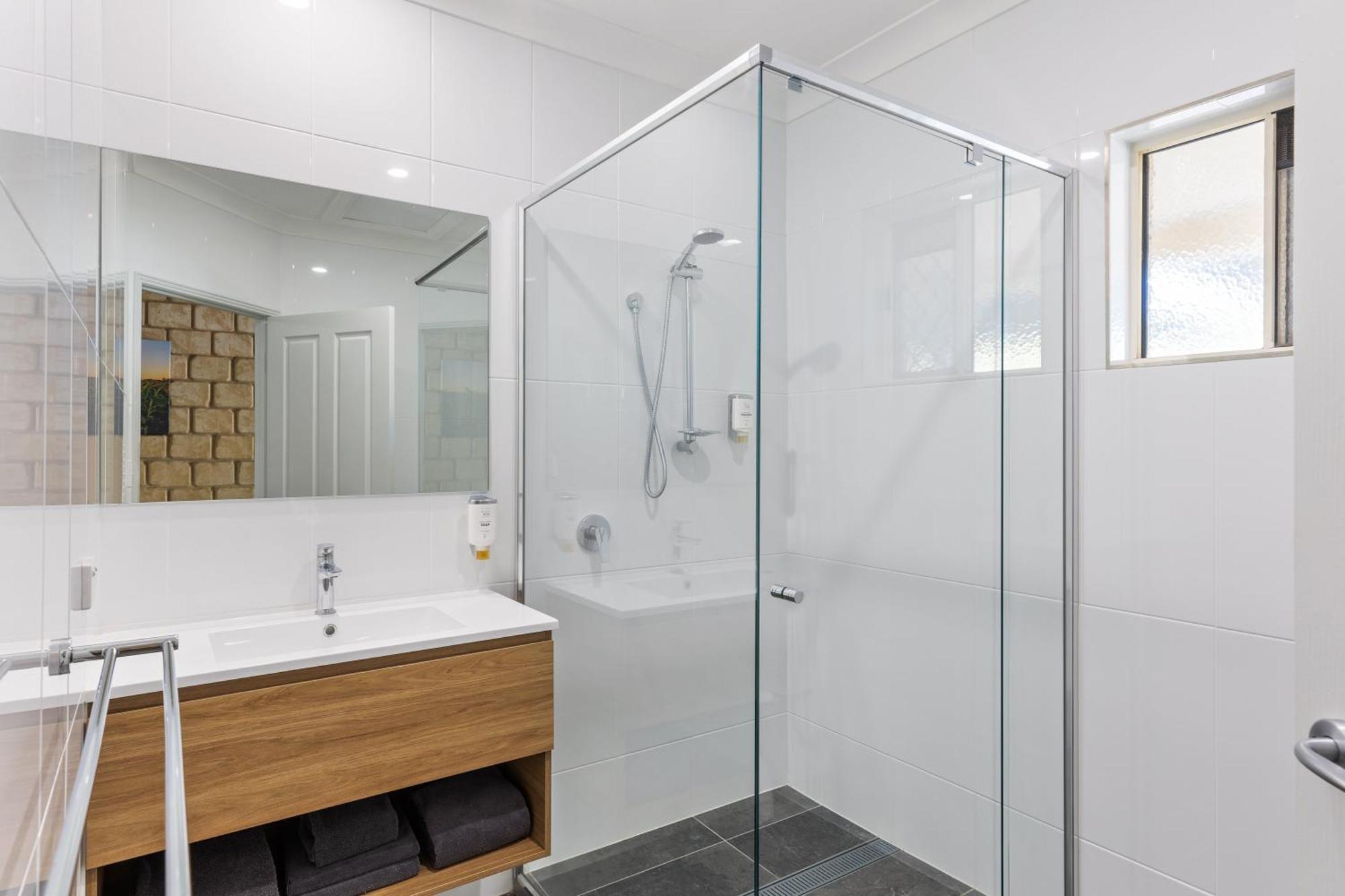 Great Divide Motor Inn Туумба Екстериор снимка