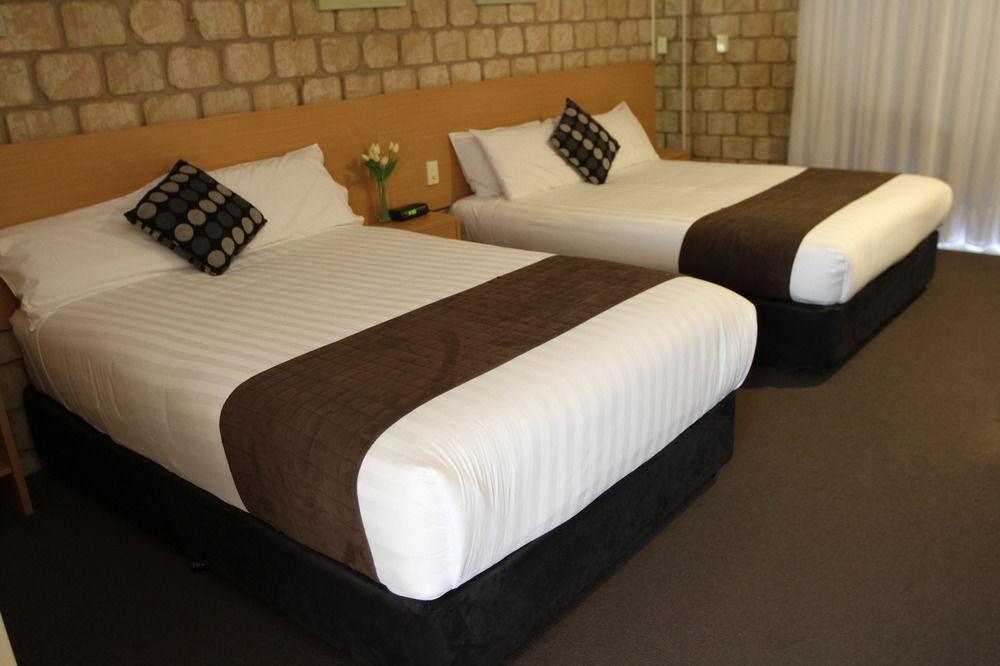 Great Divide Motor Inn Туумба Екстериор снимка