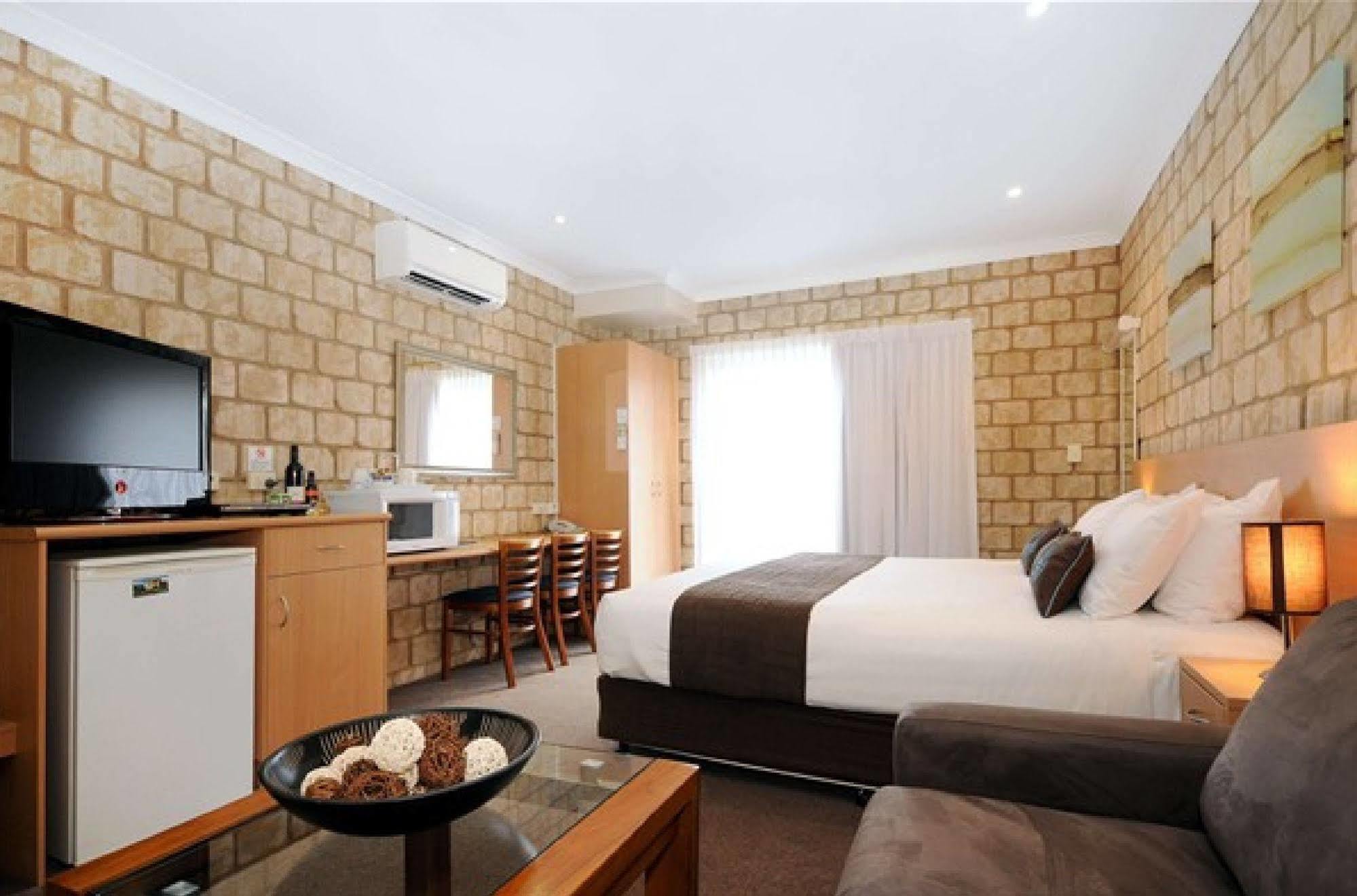 Great Divide Motor Inn Туумба Екстериор снимка
