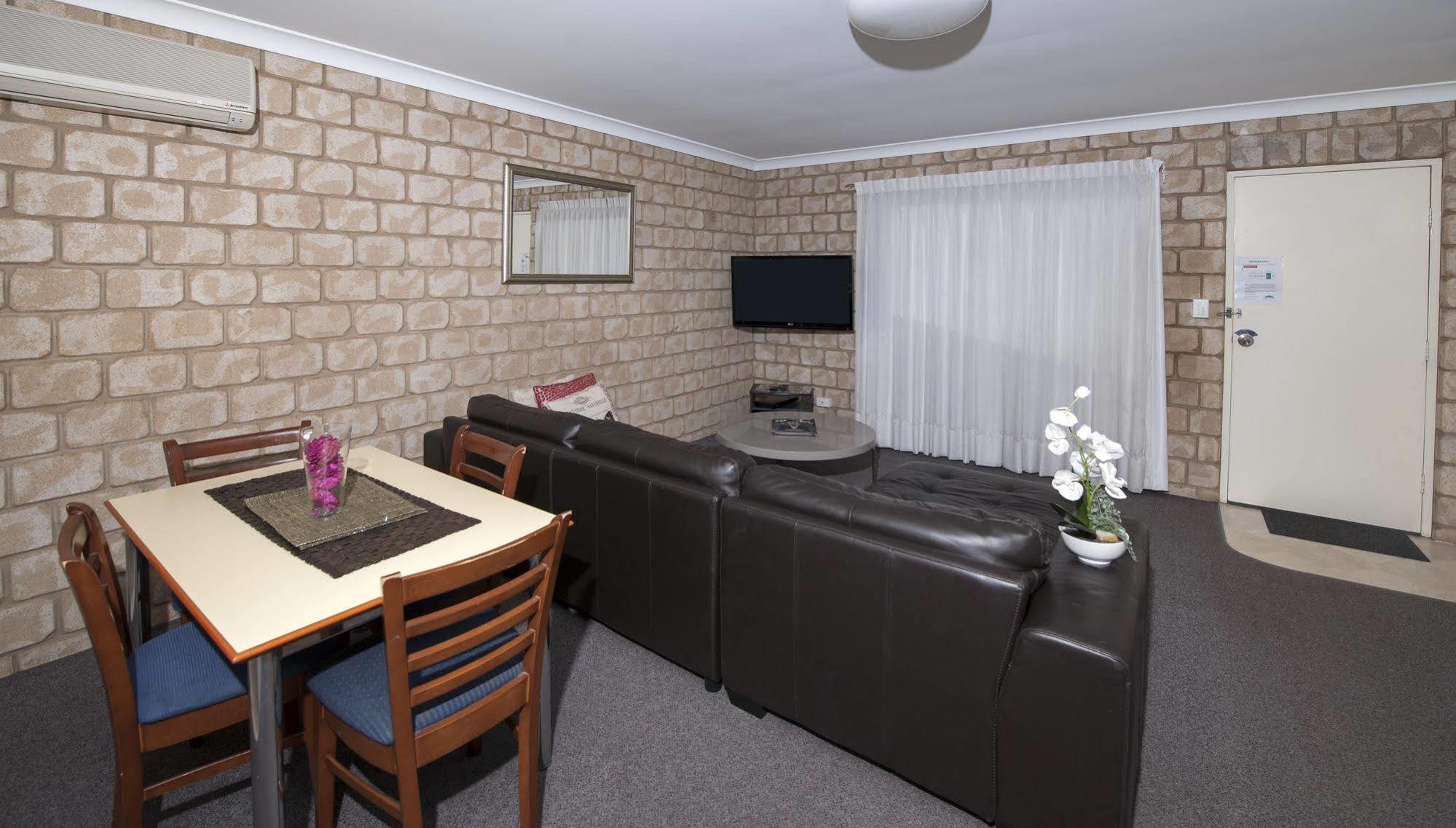 Great Divide Motor Inn Туумба Екстериор снимка