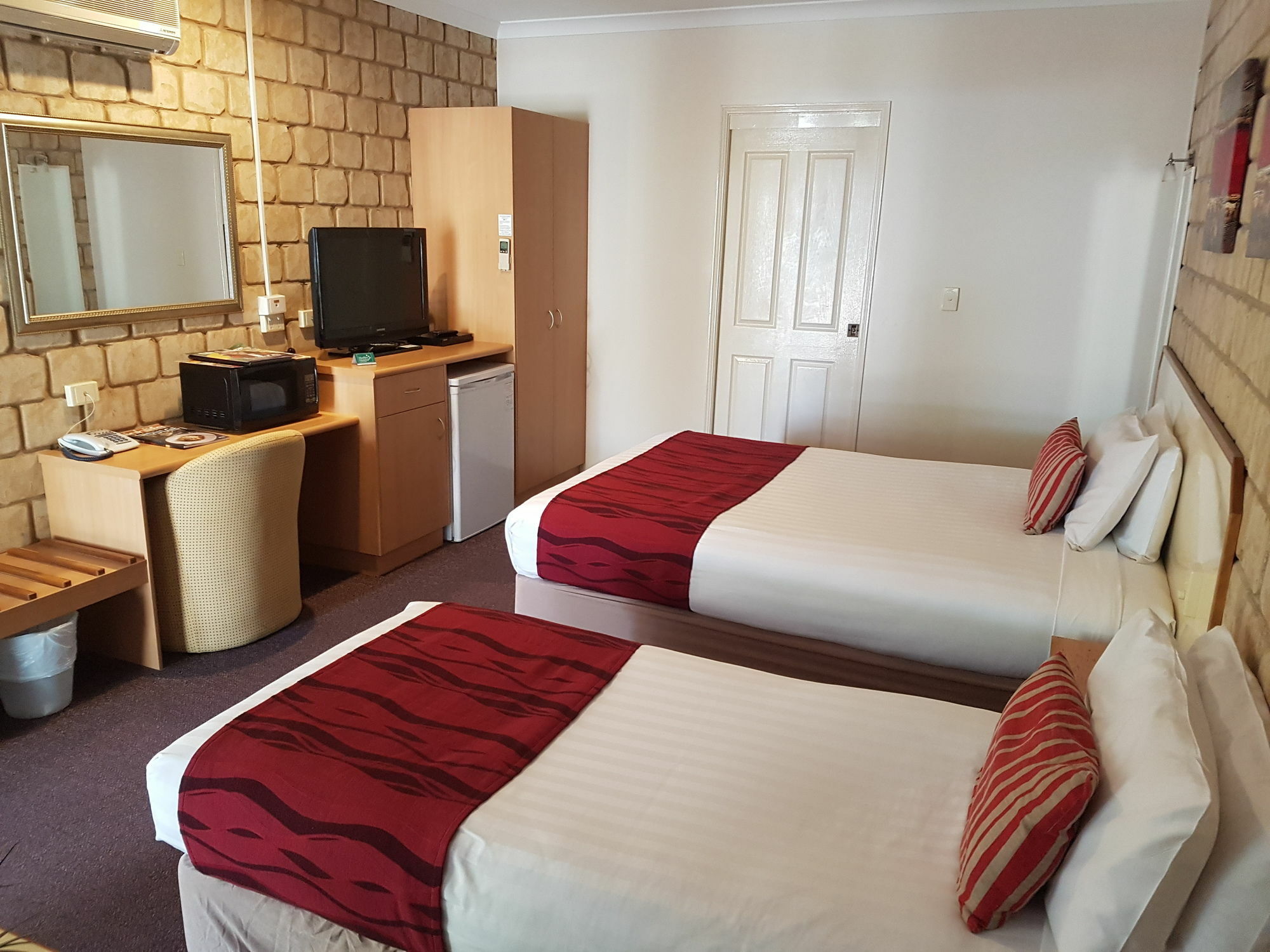 Great Divide Motor Inn Туумба Екстериор снимка