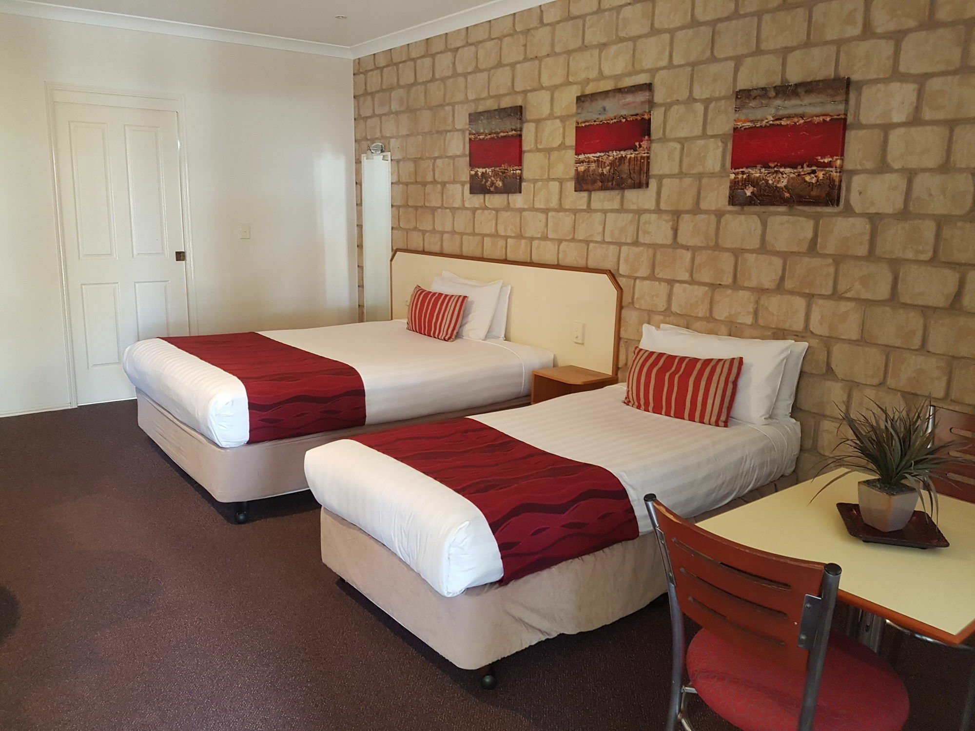 Great Divide Motor Inn Туумба Екстериор снимка
